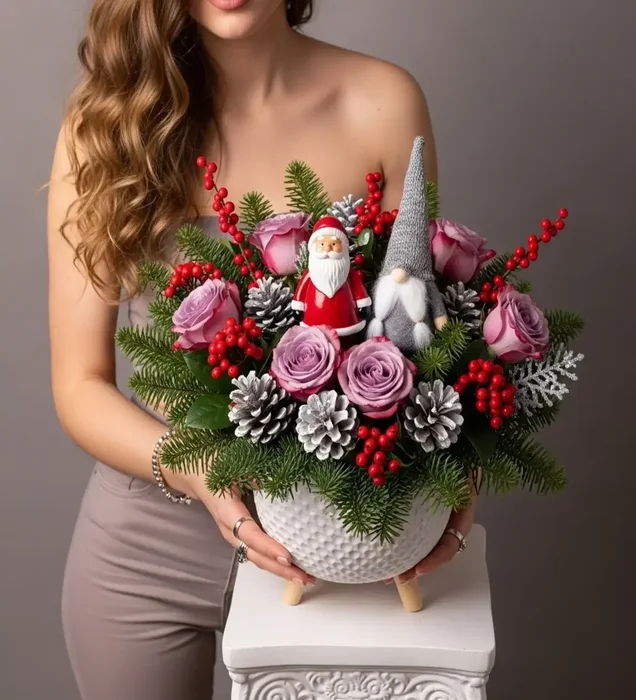 Yılbaşı Hediyesi: Noel Baba & Ilex Aranjmanı