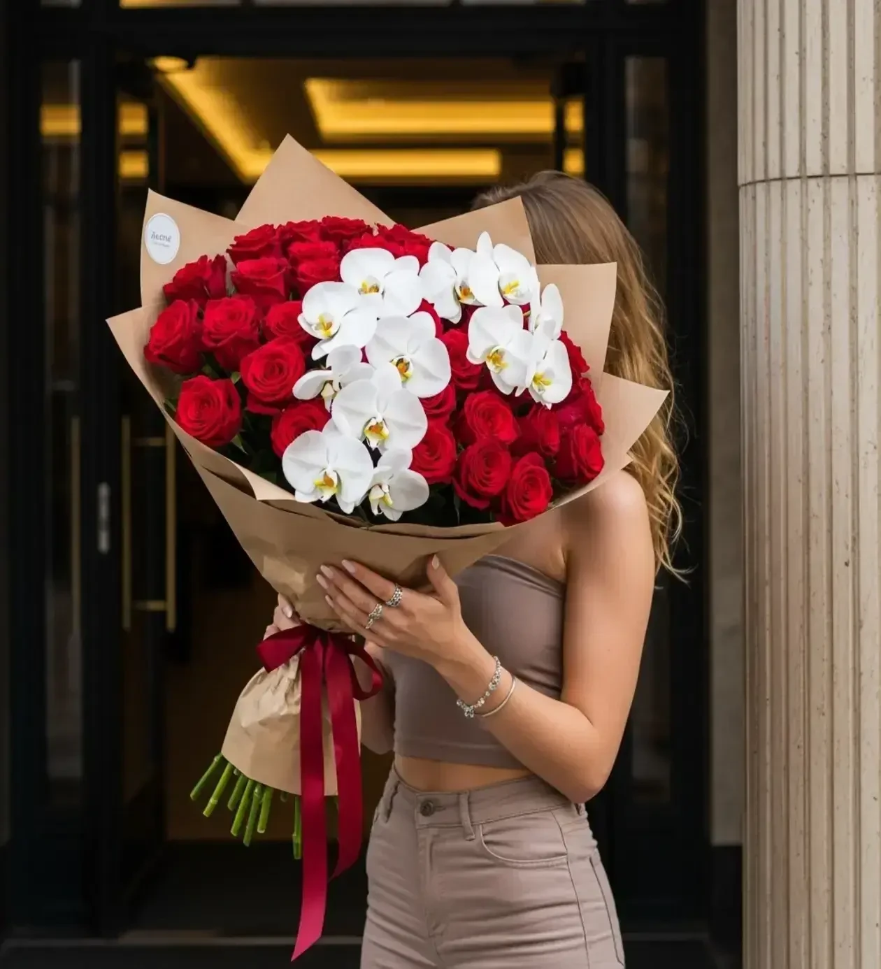 İsteme Çiçeği: Eternal Love Kırmızı Gül & Beyaz Orkide Buketi