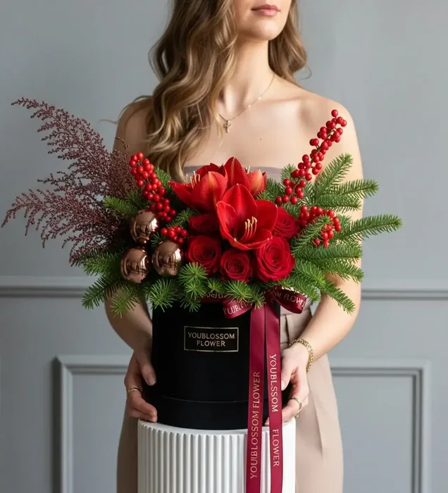 Yılbaşı Çiçeği: Siyah Kadife Kutuda Amaryllis (Nergis Zambağı) ve Kırmızı Gül Tasarımı