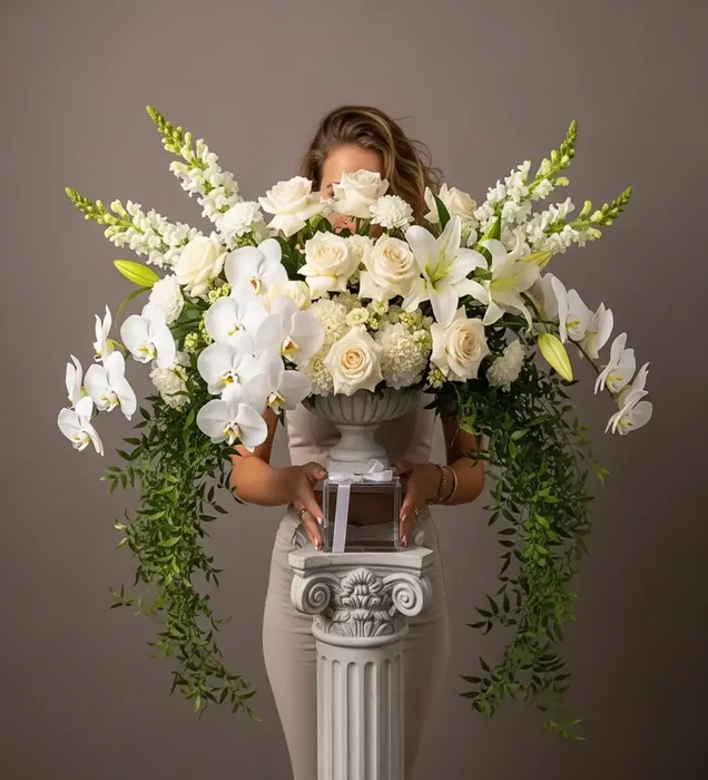 Majestic White Symphony: Orkide & Gül Premium Çiçek Aranjmanı