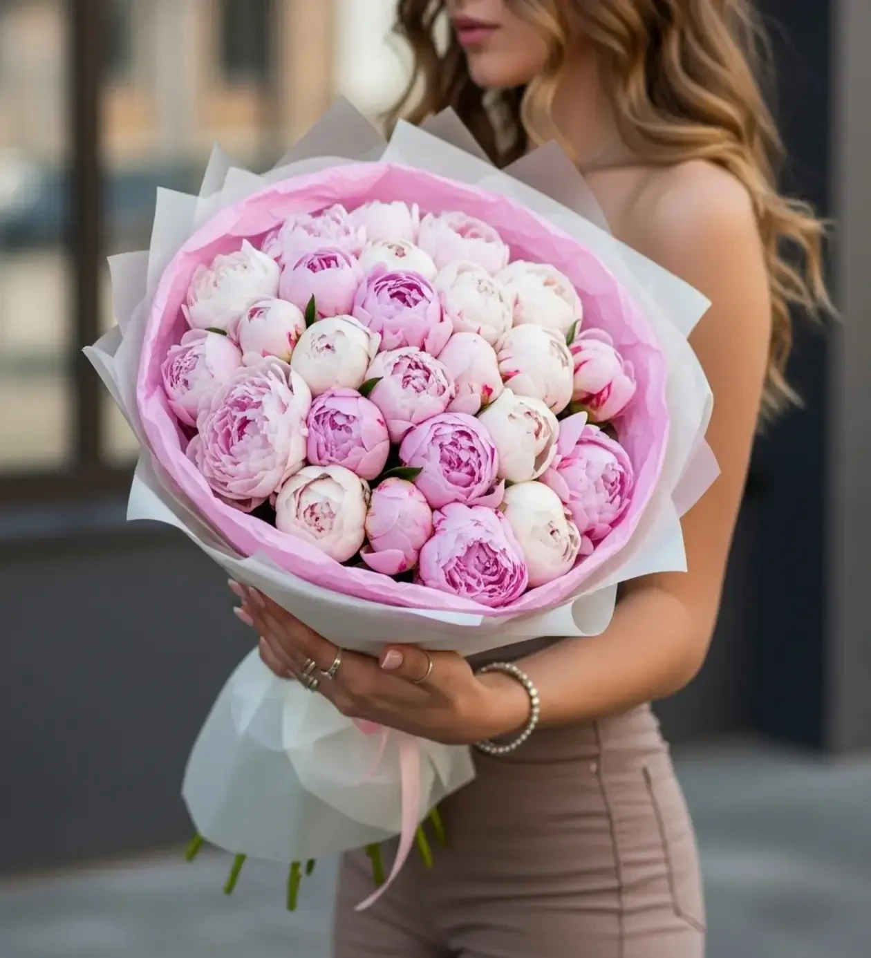 Peony Love: Pembe ve Beyaz Şakayık Buketi