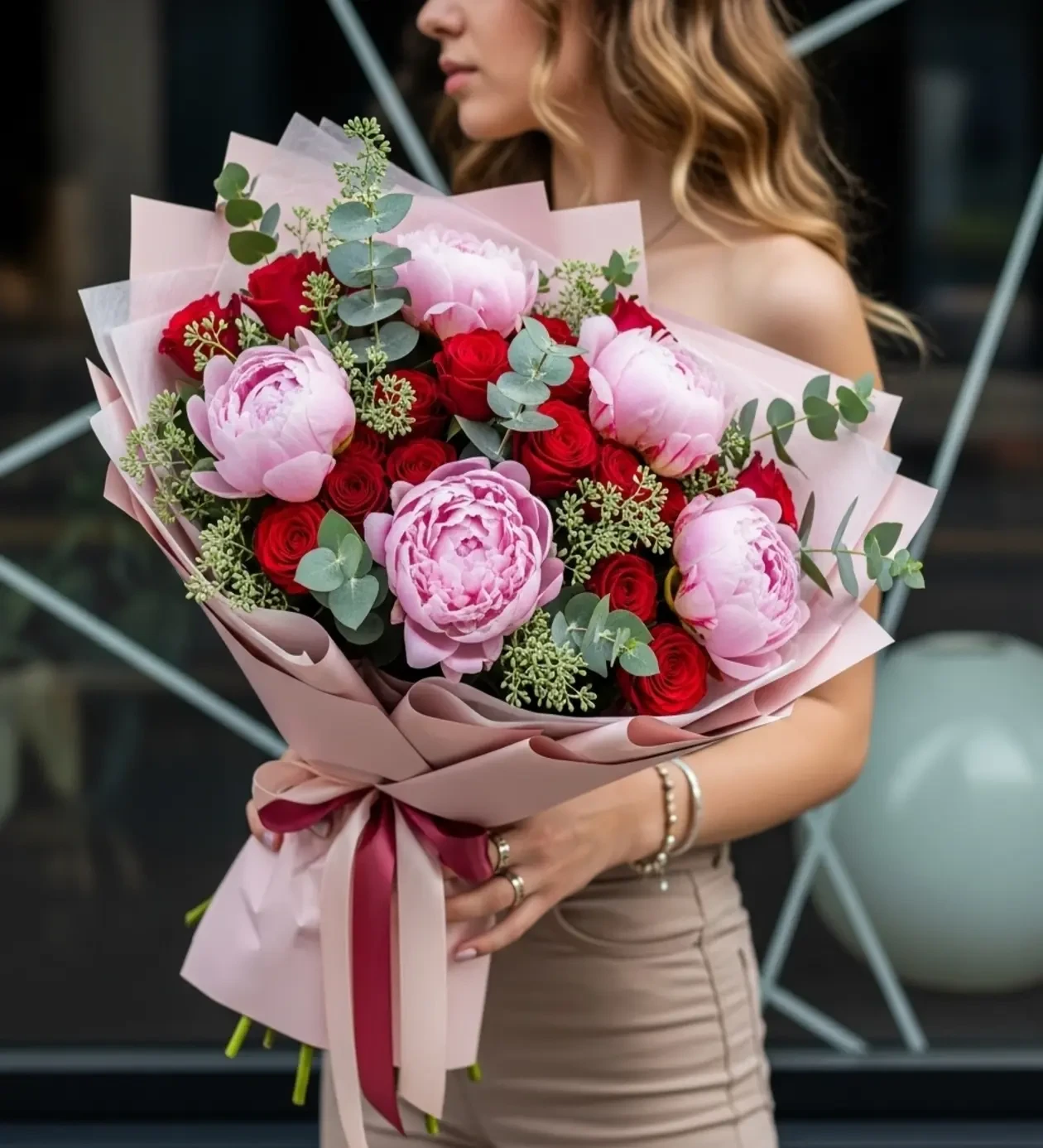 Velvet Blush: Pembe Şakayık ve Kırmızı Gül Premium Buket
