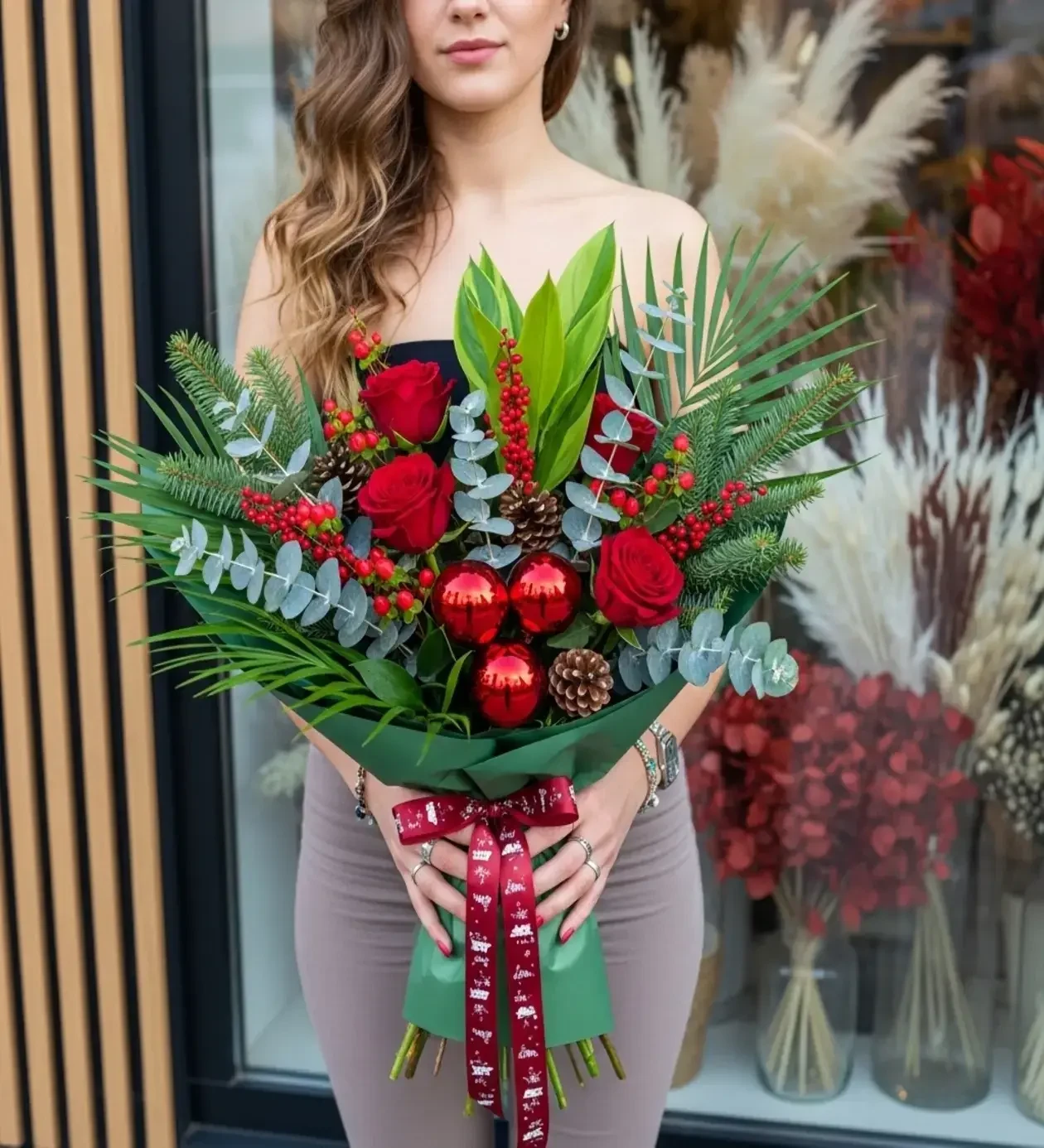 Yeni Yıl Çiçeği: Kırmızı Gül & Ilex Yılbaşı Buketi