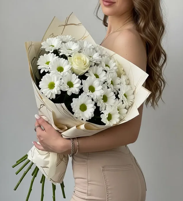Pure Beauty of Innocence: White Daisy & Rose Bouquet