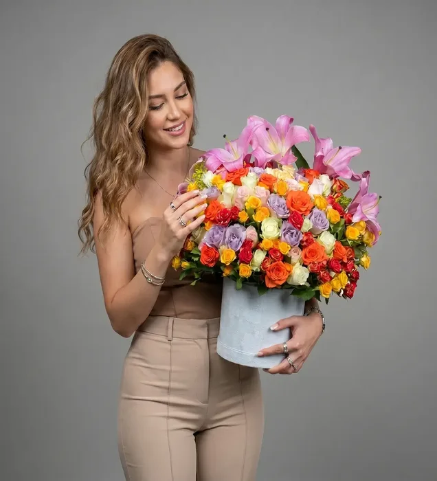 Colorful Majesty: Lüks Kutuda Dev Renkli Gül ve Pembe Lilyum Şöleni