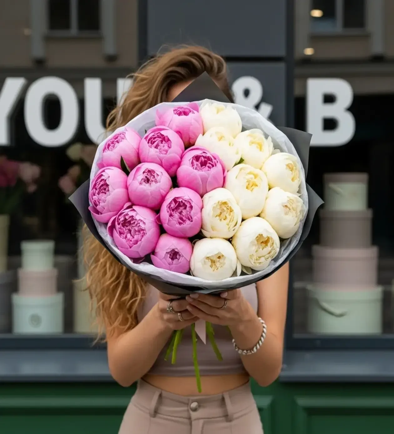 Peony Contrast: Pembe ve Beyaz Şakayık Buketi