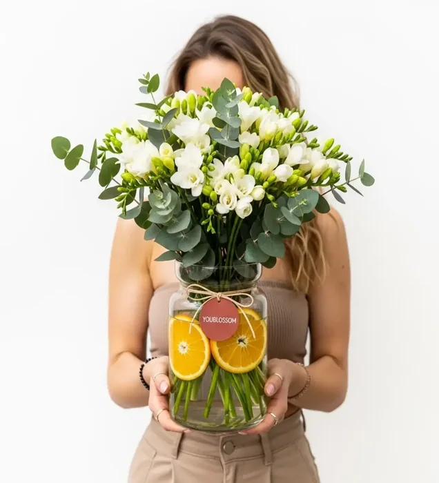 Citrus Breeze: Vazoda Kokulu Beyaz Frezya Çiçeği