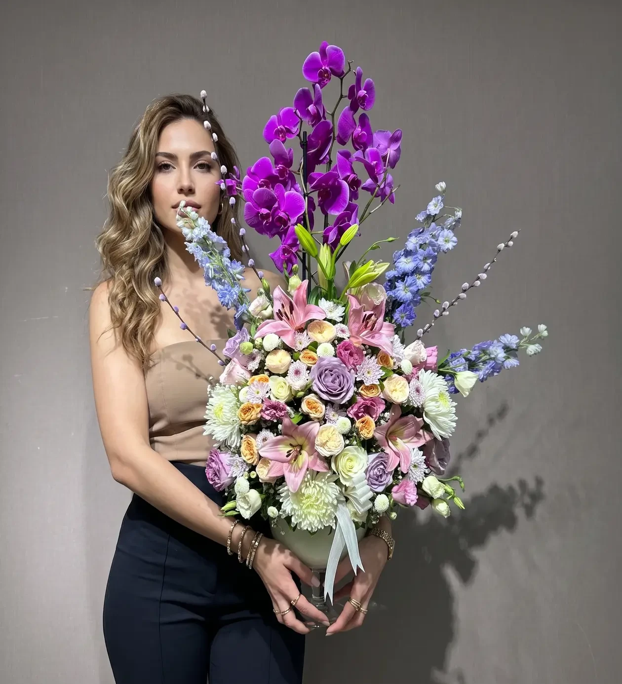 Royal Elegance: VİP Mor Orkide ve Delphinium Premium Çiçek Aranjmanı