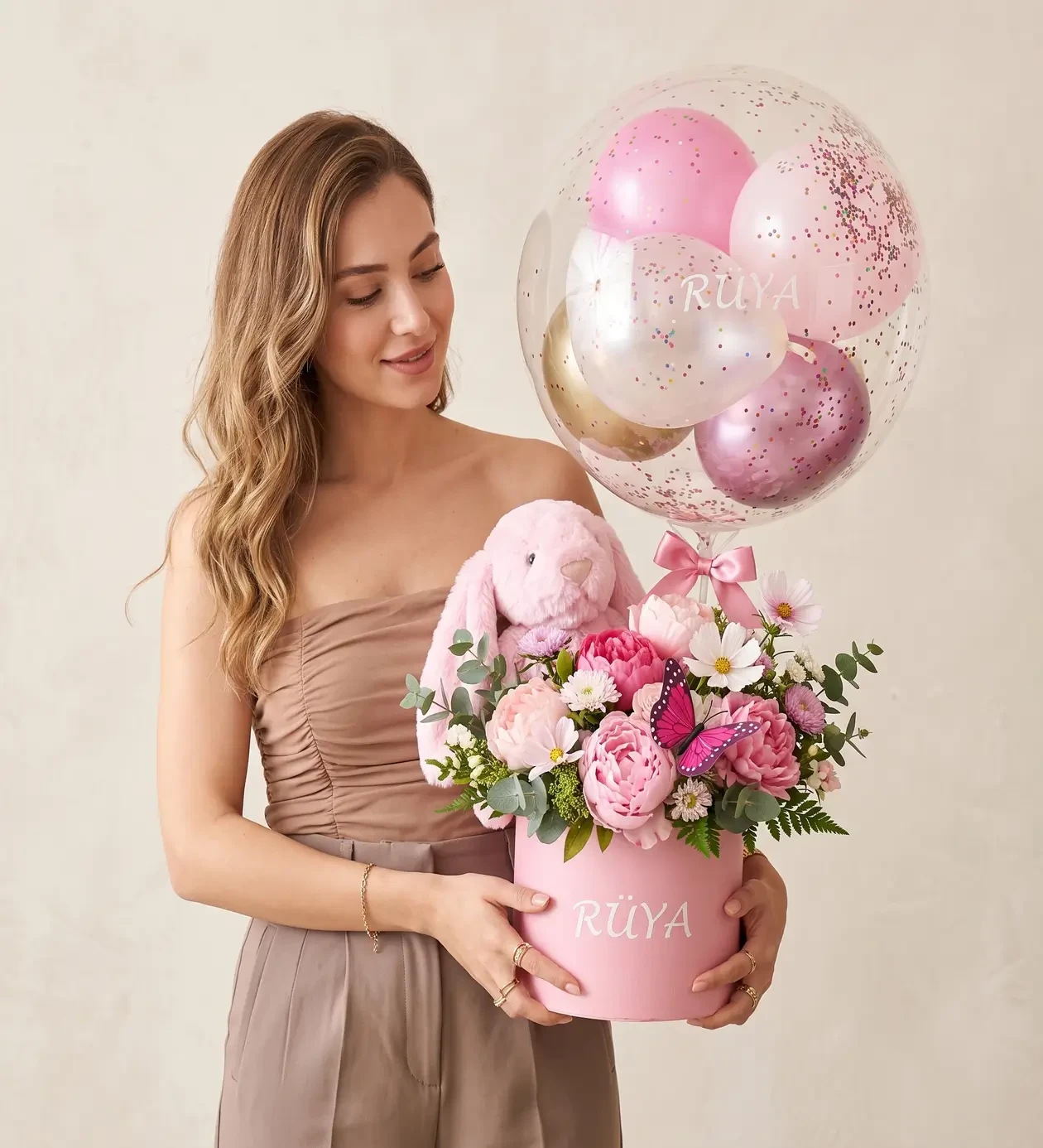 Signature Baby Girl: İsim Yazılı Şeffaf Balonlu ve Pelüş Tavşanlı Bebek Çiçeği