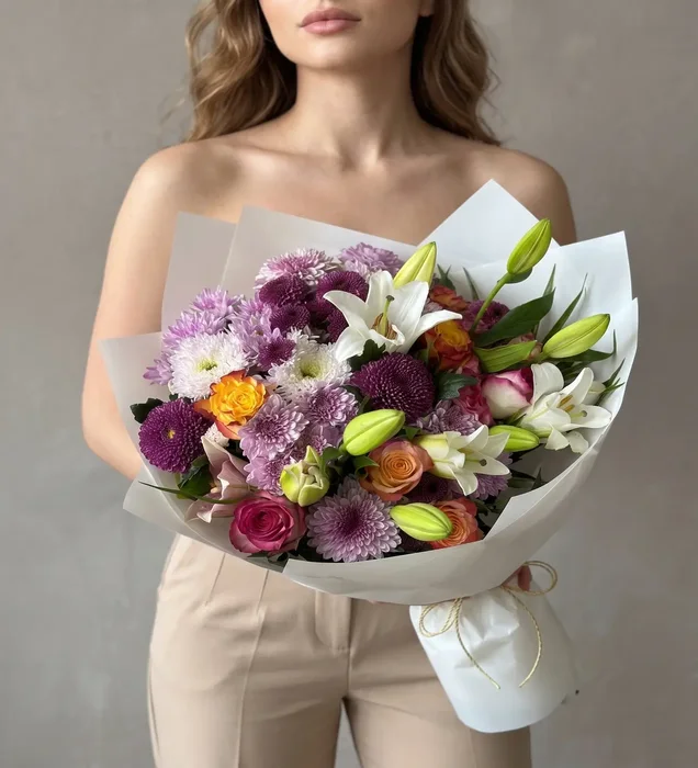 Majestic Charm: Premium Lilyum ve Renkli Gül Buketi