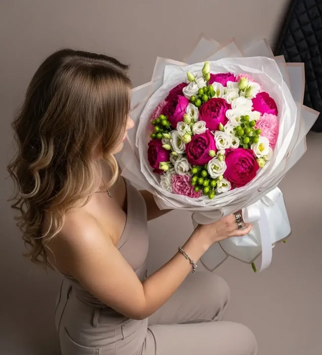 Elegant Woman: Fuşya ve Beyaz Lüks Şakayık Buket