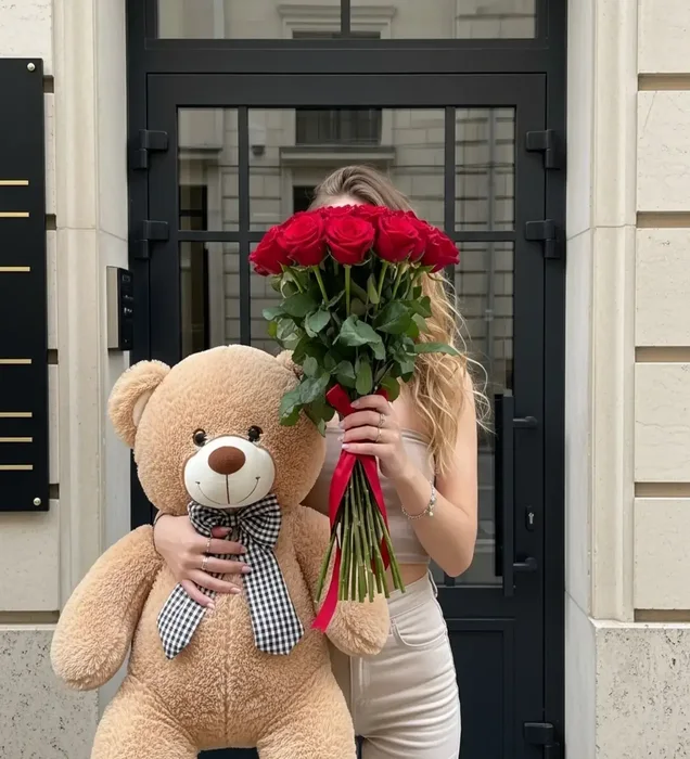 Giant Love: Dev Peluş Ayıcık ve Kırmızı Gül Buketi