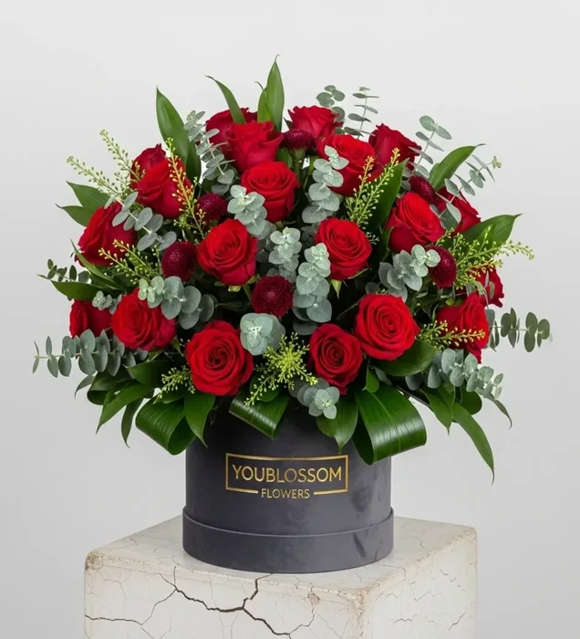 Elegance of Passion: Siyah Kadife Kutuda 41 Kırmızı Gül