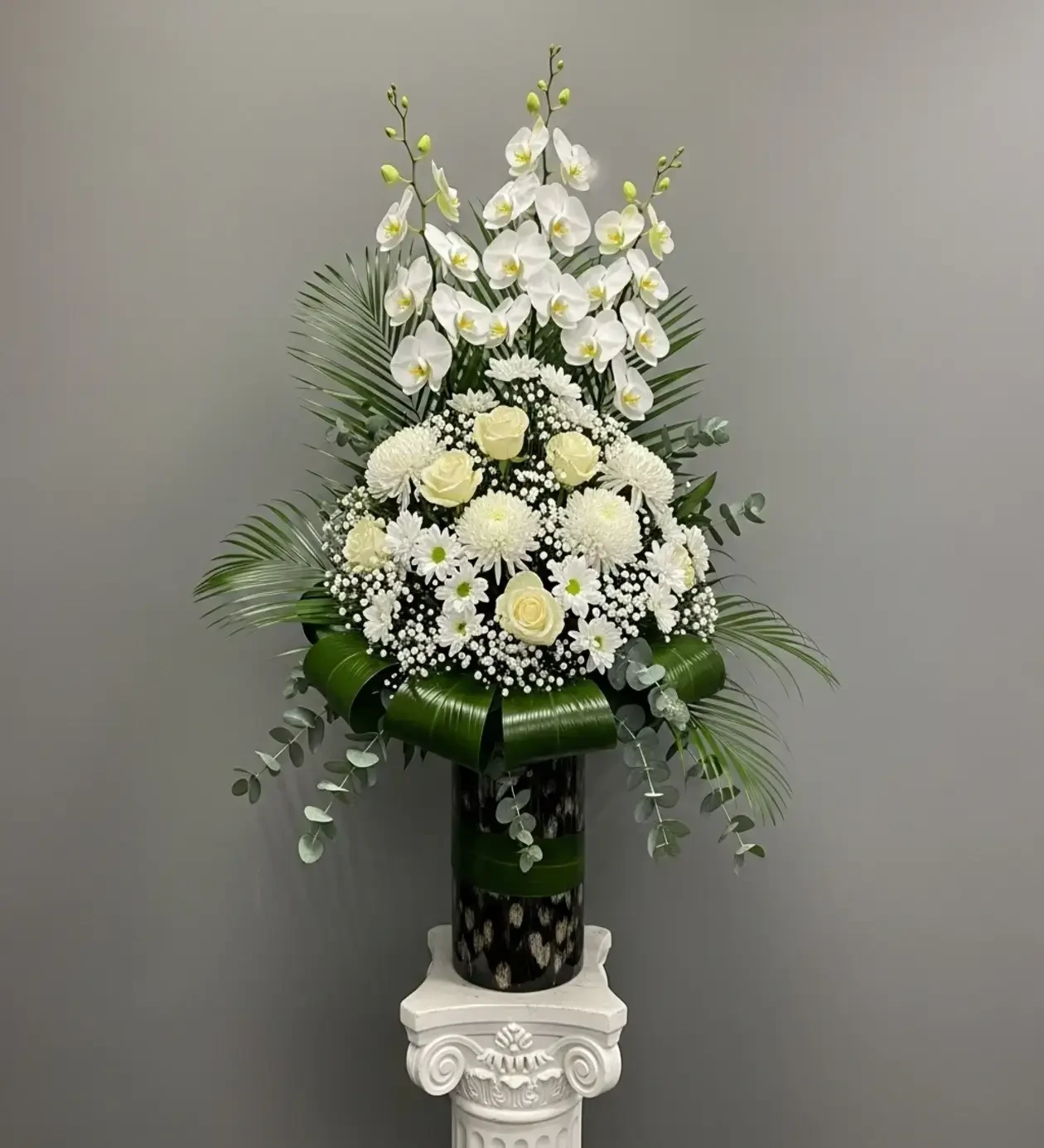 Pure Majesty: Beyaz Orkide & Premium Gül Aranjmanı
