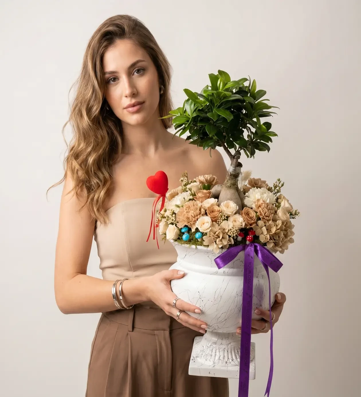 Bonsai Love Elegance: Lüks Tasarım Ficus Bonsai ve Pastel Çiçekler