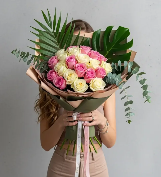 Tropical Romance: Pembe ve Beyaz Gül Buketi