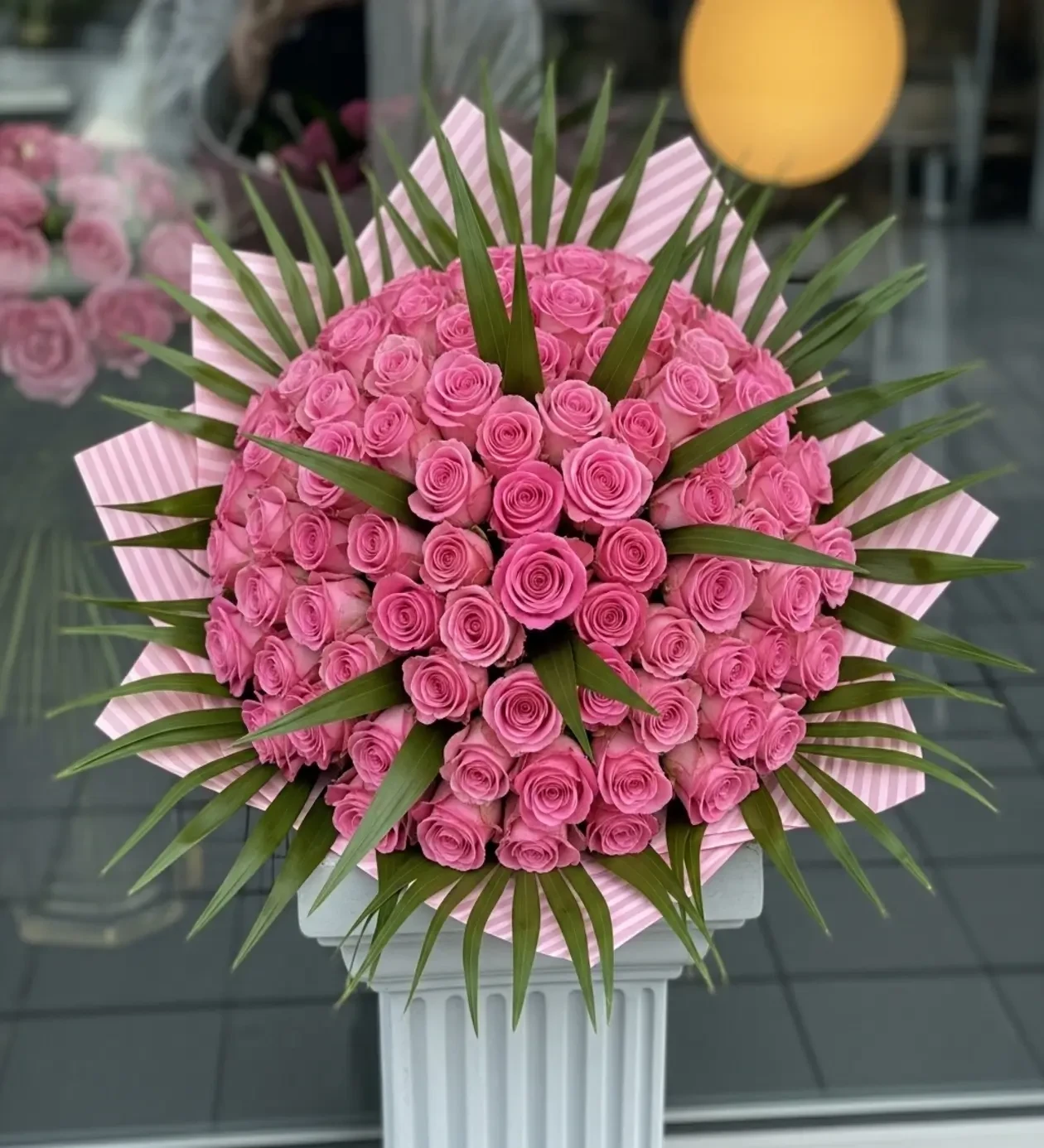 Crown of Elegance: 101 Pembe Gül ve Palmiye Yapraklı Dev Buket