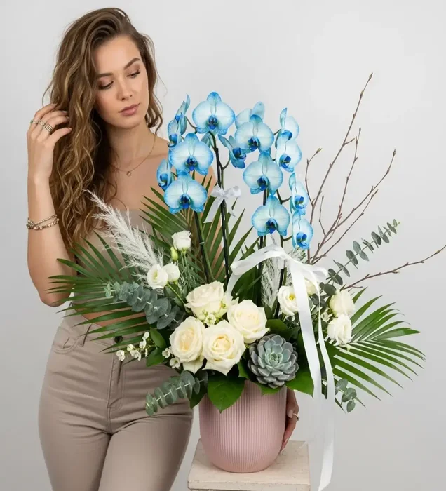 Blue Elegance Orchid Mavi Orkide & Beyaz Gül Aranjmanı