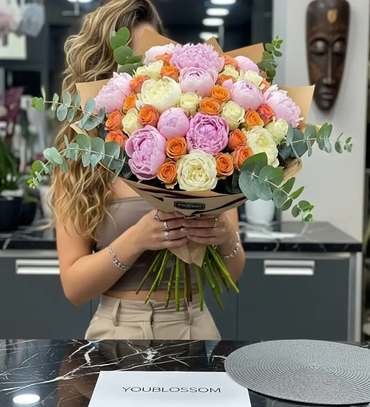 Pastel Garden: Pembe Şakayık, Beyaz & Turuncu Çardak Gül Buketi