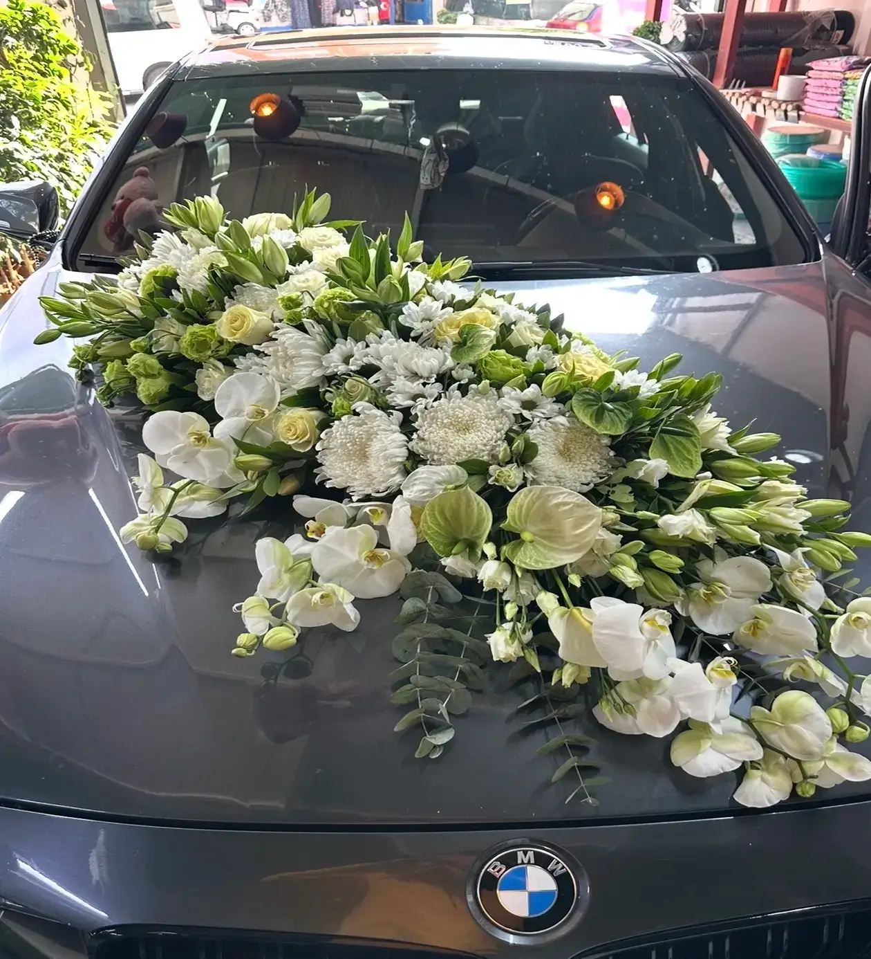Royal Bridal Elegance: VIP Beyaz Orkide, Lilyum ve Antoryum Gelin Arabası Tasarımı